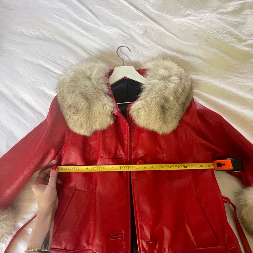 🍒 SOLD 🍒 VINTAGE • cherry red leather trench coat w cream fur collar and cuffs - Picture 14 of 15